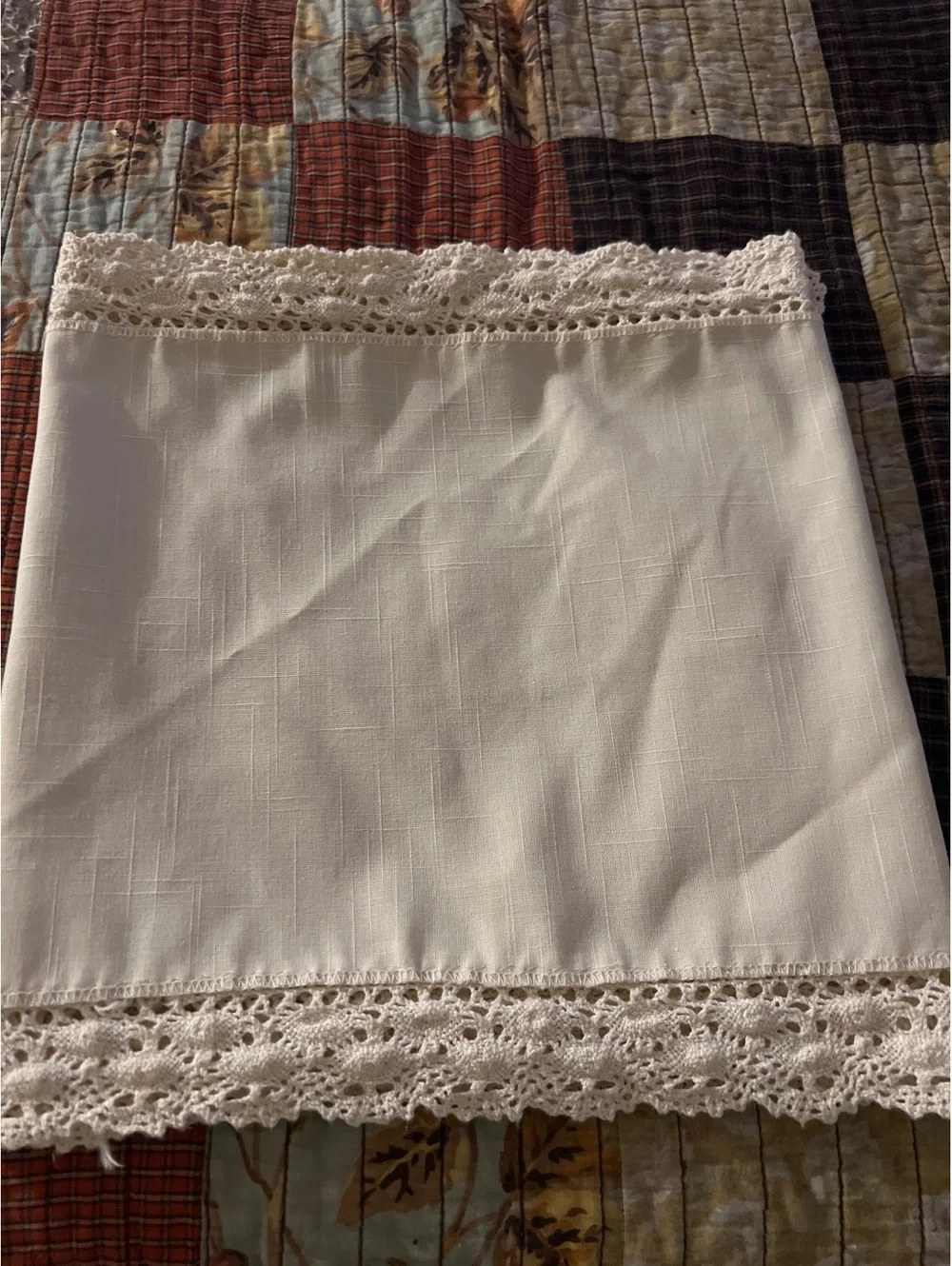 Vintage White Lace Trim runner